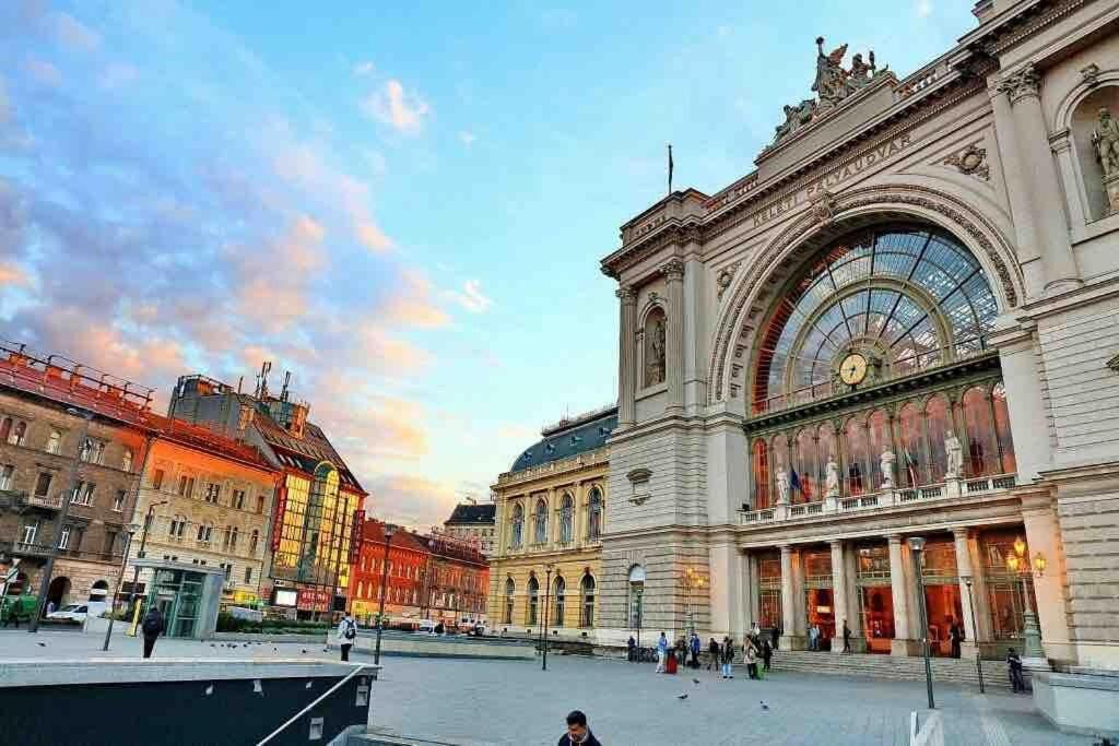 Keleti Palyaudvar Train Station-home בודפשט